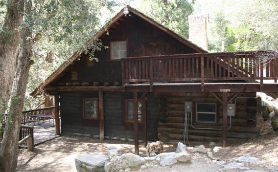 Lawler Alpine Lodge - Lawler Alpine lodge exterior is a traditional log cabin design built in 1918.